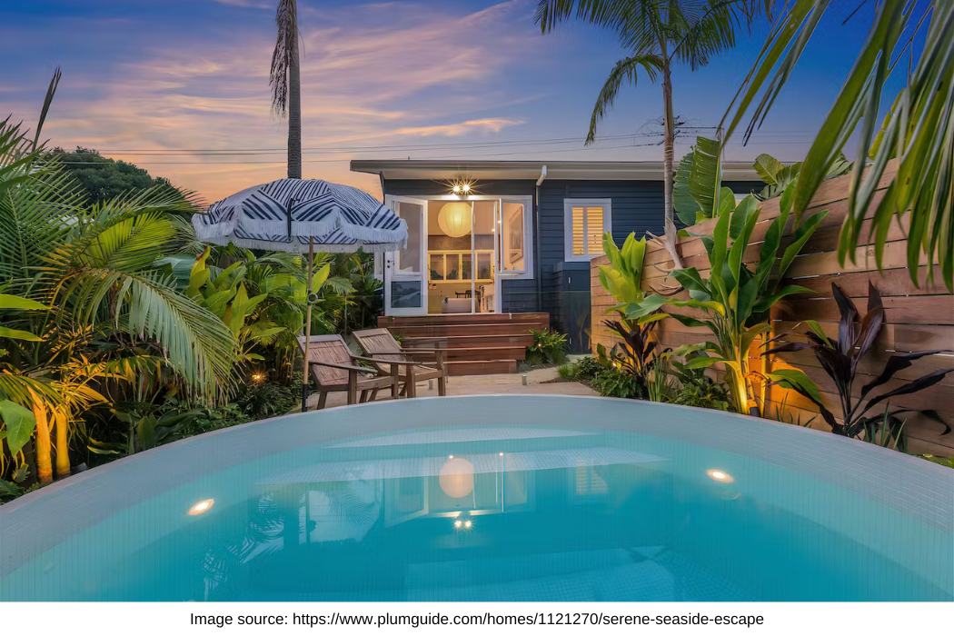 Byron Bay Villa with pool, umbrella, cute cottage, sunset sky